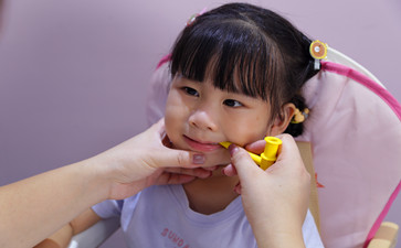 5歲小孩子說話不流暢怎么辦？