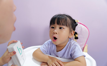 有嚴重口吃的孩子該怎么辦呢？